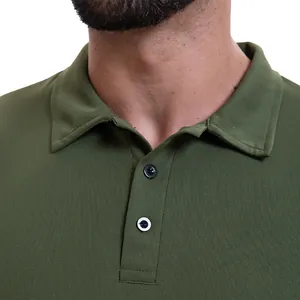Vista dettagliata del colletto e dei bottoni di una polo da uomo in piquet verde oliva