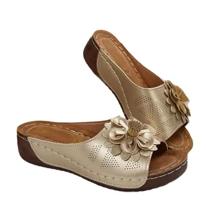 Sandales compensées dorées pour femmes avec détail fleur et motifs découpés au laser