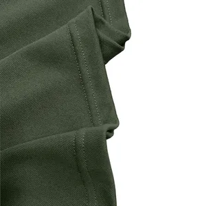Macro del tessuto piqué verde militare e delle doppie cuciture della polo maschile