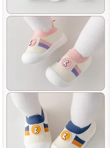 Vue macro de chaussures de marche pour bébé en maille respirante avec logo girafe mignon