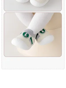 Gros plan détaillé de chaussures de marche pour bébé respirantes avec semelles souples.