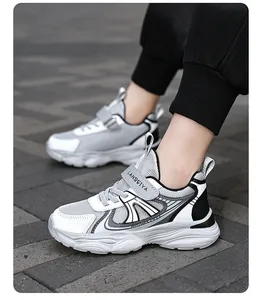 Λεπτομερής πλάγια όψη παιδικών αθλητικών παπουτσιών σε γκρι φόντο με τούβλα