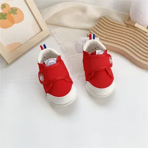 Primer plano de zapatos rojos para bebés con suela de goma blanca muy suave