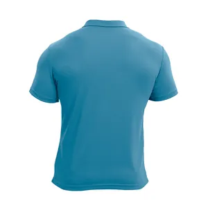 Vista posteriore di una polo a maniche corte traspirante da uomo in blu tinta unita