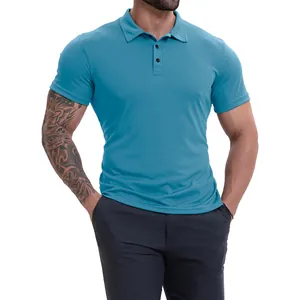 Dettaglio di una polo blu petrolio vestibilità slim in tessuto traspirante di qualità.