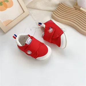 Vista detallada de zapatos rojos para bebé con suelas blandas funcionales y cierre de velcro
