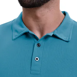 Dettaglio di una polo da uomo traspirante in tinta unita color ottanio con colletto classico.
