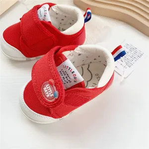 Primer plano de zapatos rojos para bebés con correa ajustable y detalle de la etiqueta