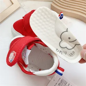 Detalle de zapatos rojos suaves para bebés con plantilla extraíble talla 13.0