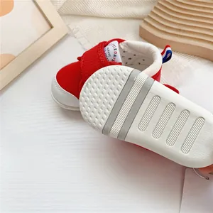 Detalle de la suela suave antideslizante de zapatos para bebé rojos