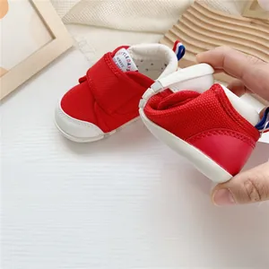 Primer plano de zapatos para bebé de suela blanda rojos con diseño flexible y ligero