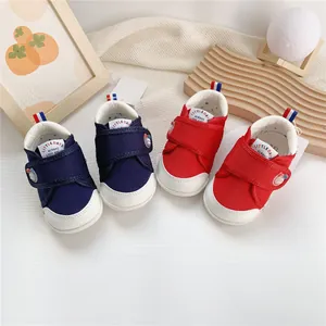 Zapatos de bebé transpirables con suela blanda y velcro en rojo y azul marino
