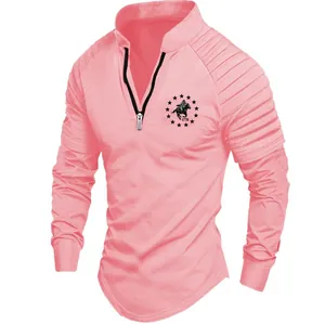 Détail du polo à manches longues rose pour homme avec épaules plissées et col zippé.