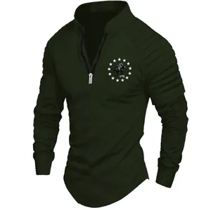 Polo homme vert foncé à manches longues avec détails plissés et emblème logo sur la poitrine