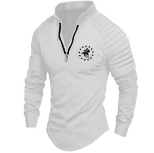 Polo blanc pour homme avec col zippé et détails plissés sur les épaules.