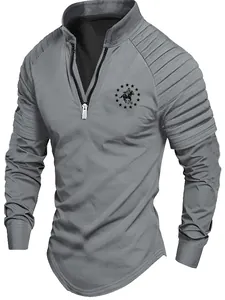 Détail du polo gris pour homme avec manches plissées et col montant à demi-zip.