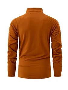 Vue arrière d'un polo marron pour homme avec des détails plissés aux épaules.
