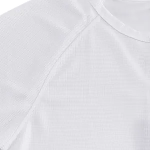 Dettaglio ravvicinato del tessuto a nido d'ape bianco di una maglia Henley traspirante.