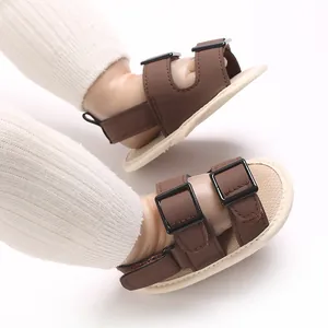 Dettaglio macro di sandali estivi marroni per bambini con doppie fibbie e suola morbida