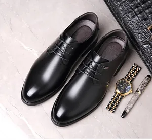 Vue détaillée de chaussures de ville en cuir noir à lacets avec accessoires de luxe