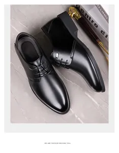 Élégantes chaussures de ville noires à lacets pour hommes sur une surface en marbre