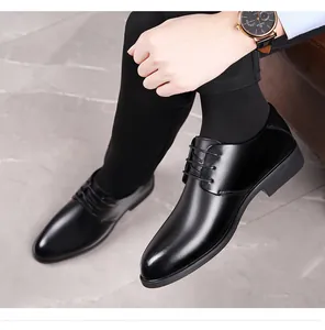 Gros plan de chaussures de ville en cuir noir pour hommes avec lacets