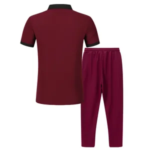 Vista posteriore del completo uomo polo a maniche corte e pantaloni in bordeaux