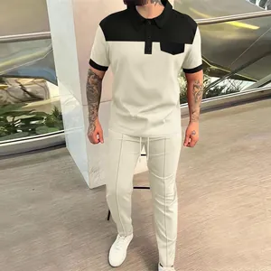 Vista dettagliata del set da uomo in maglia a nido d'ape con polo bicolore e pantaloni lunghi