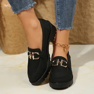 Elegantes mocasines negros con suela gruesa, hebilla dorada y punta redonda