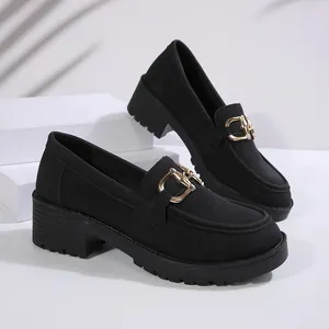 Elegantes mocasines de plataforma negros para mujer con hebilla dorada y tacón ancho