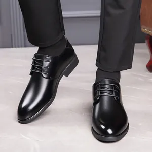 Chaussures de ville classiques en cuir noir avec lacets formels et finition lisse