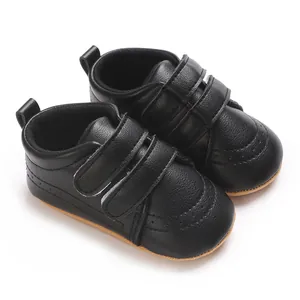 Dettaglio di scarpe da camminata per neonati antiscivolo nere in stile British con velcro
