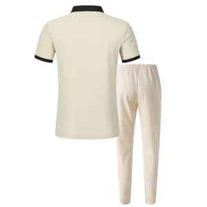 Vista posteriore di set polo a maniche corte e pantaloni in maglia waffle beige uomo