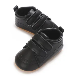 Vista dettagliata di scarpine per neonati nere in stile inglese con doppio velcro