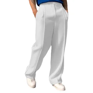 Vista detallada del pantalón jogger blanco para hombre con costuras verticales y cordón.