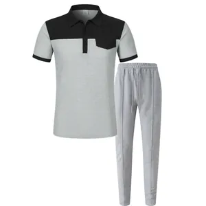 Vista dettagliata del completo da uomo con polo e pantaloni in maglia a nido d'ape