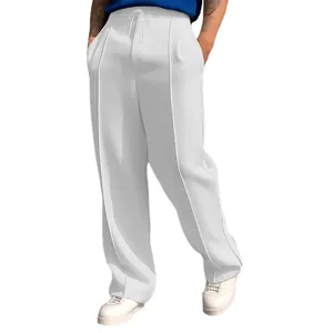 Vista detallada de pantalones deportivos blancos para hombre con cordón y costuras