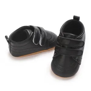 Dettaglio di scarpe primi passi antiscivolo per neonati in stile britannico