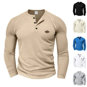 Dettaglio della maglia Henley da uomo in maglia a nido d'ape kaki con opzioni multicolore