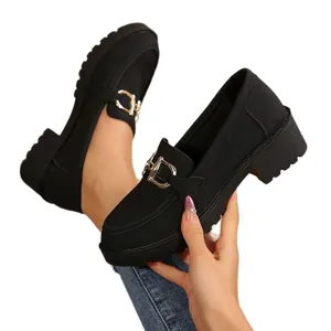 Mocasines negros elegantes de tacón grueso para mujer con hebilla dorada y plataforma