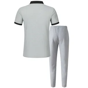 Vista posteriore di un set polo a maniche corte e pantaloni lunghi in maglia a nido d'ape