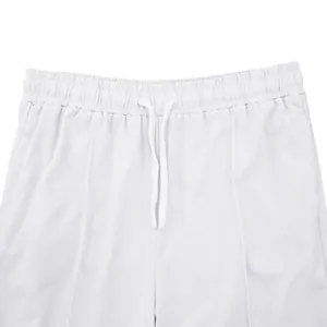 Primer plano de la cintura de un pantalón de chándal blanco para hombre con cordón