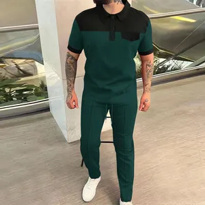 Completo uomo in maglia a nido d'ape con polo bicolore e pantaloni lunghi verde scuro.