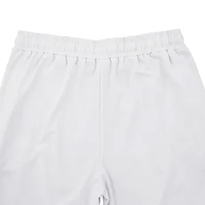 Primer plano de pantalones deportivos blancos para hombre con cintura elástica