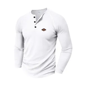 Primo piano della maglia Henley bianca in maglia waffle da uomo con maniche a raglan