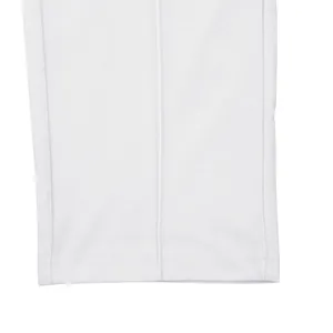 Primer plano del dobladillo de unos pantalones de chándal blancos para hombre con costuras