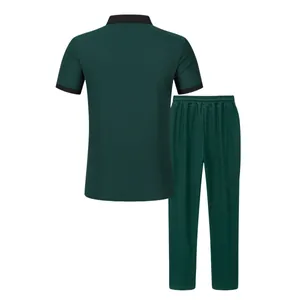 Vista posteriore della polo da uomo verde scuro in maglia a nido d'ape con pantaloni