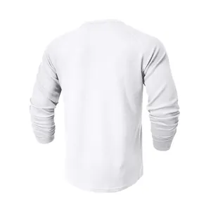 Vista posteriore di una t-shirt da uomo a maniche lunghe in maglia a nido d'ape bianca raglan