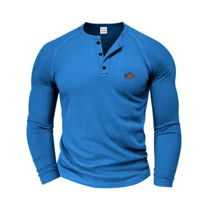 Herren blaues Waffelstrick Henley-Langarmshirt mit Knopfleiste und Brust-Patch