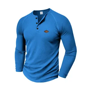 Vista macro della texture waffle blu sulla maglia Henley a maniche lunghe da uomo